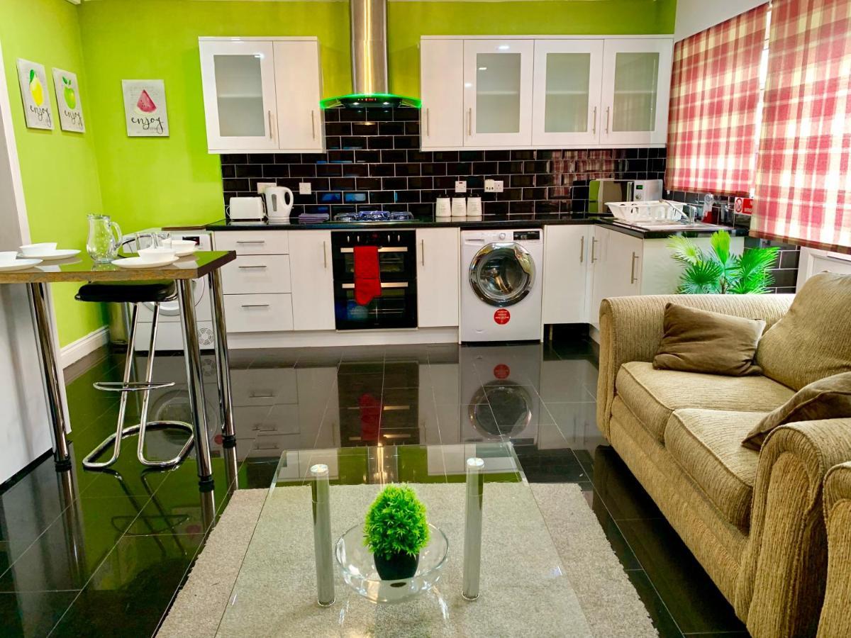 4 Bedrooms, 3 Baths, Full Kitchen And Lounge, Garden, Free Parking Appartamento *