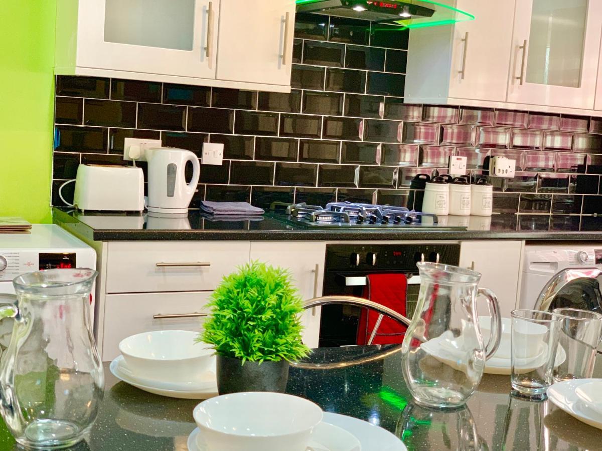 4 Bedrooms, 3 Baths, Full Kitchen And Lounge, Garden, Free Parking Appartamento