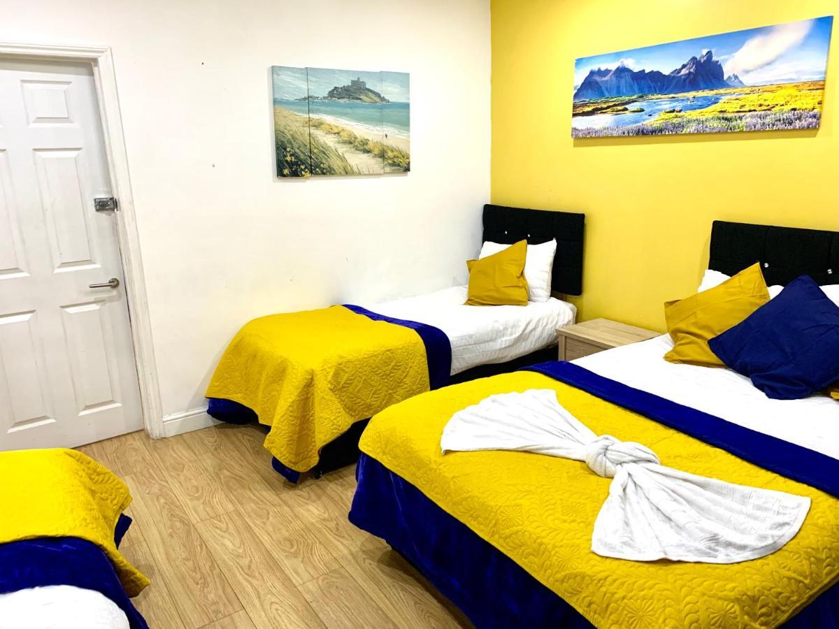 4 Bedrooms, 3 Baths, Full Kitchen And Lounge, Garden, Free Parking Londra