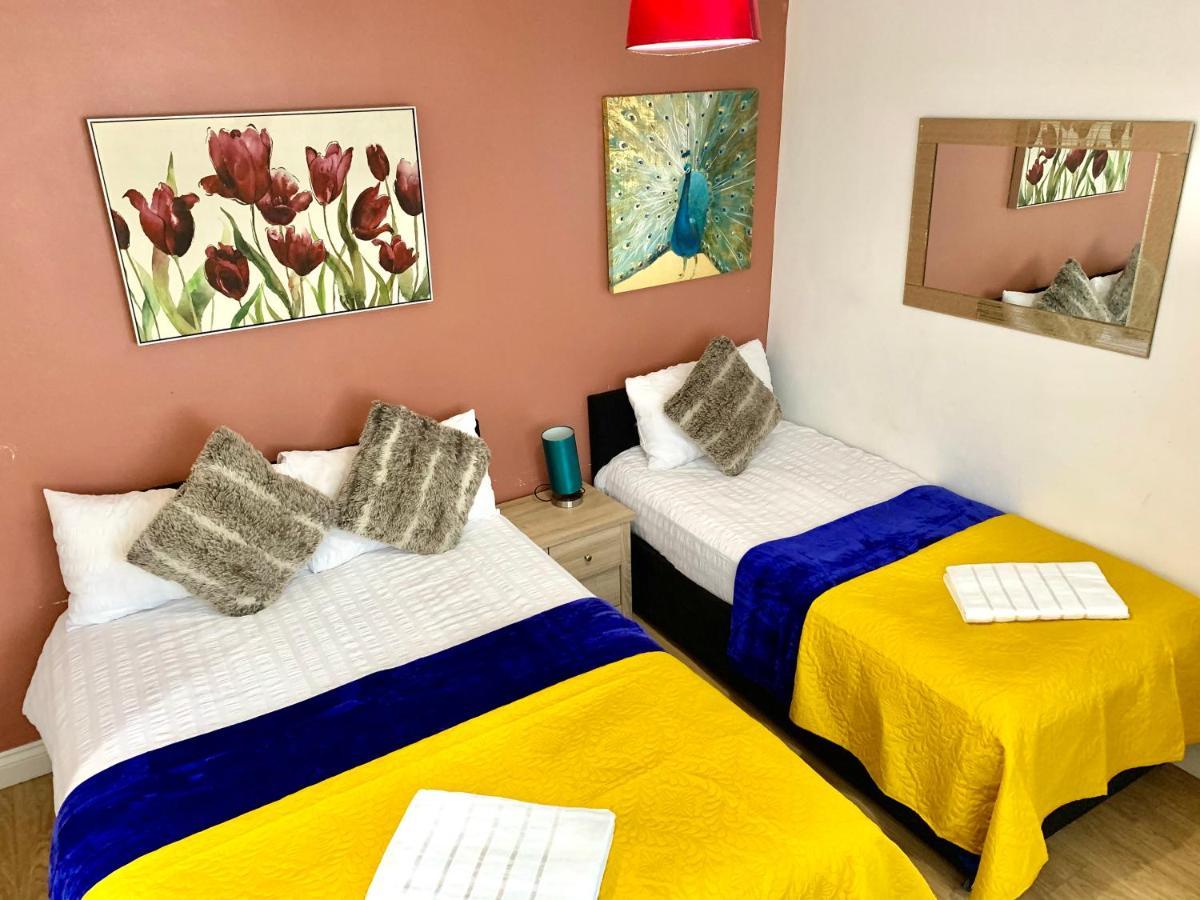 Appartamento 4 Bedrooms, 3 Baths, Full Kitchen And Lounge, Garden, Free Parking *