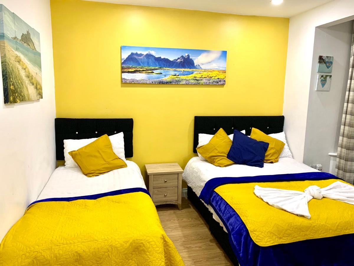 Appartamento 4 Bedrooms, 3 Baths, Full Kitchen And Lounge, Garden, Free Parking *