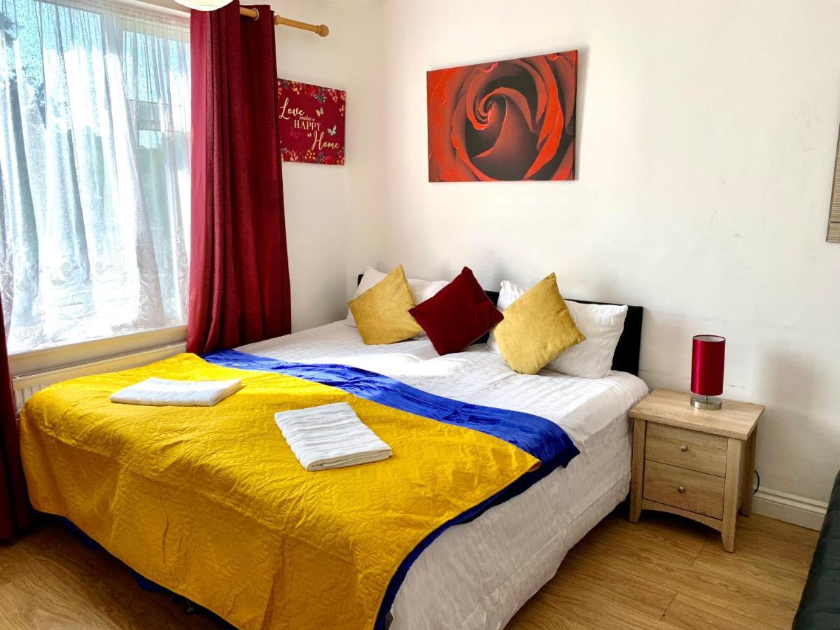 4 Bedrooms, 3 Baths, Full Kitchen And Lounge, Garden, Free Parking Londra