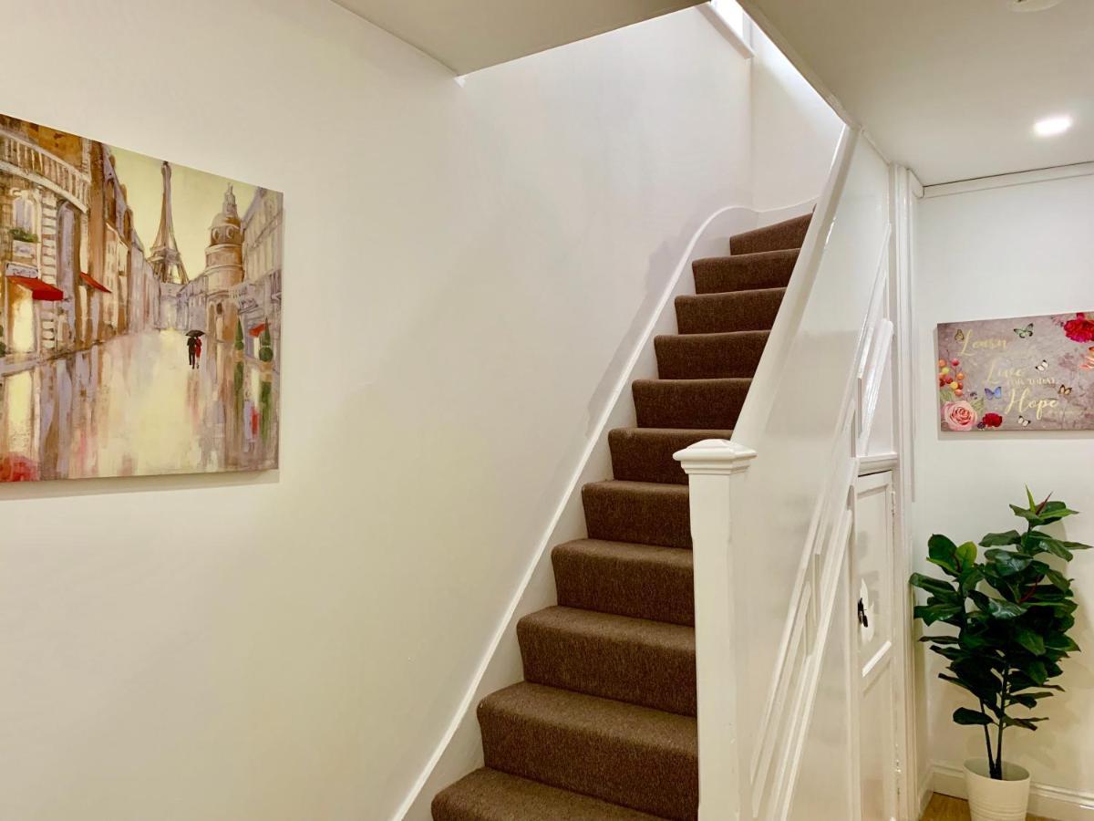 4 Bedrooms, 3 Baths, Full Kitchen And Lounge, Garden, Free Parking Appartamento *