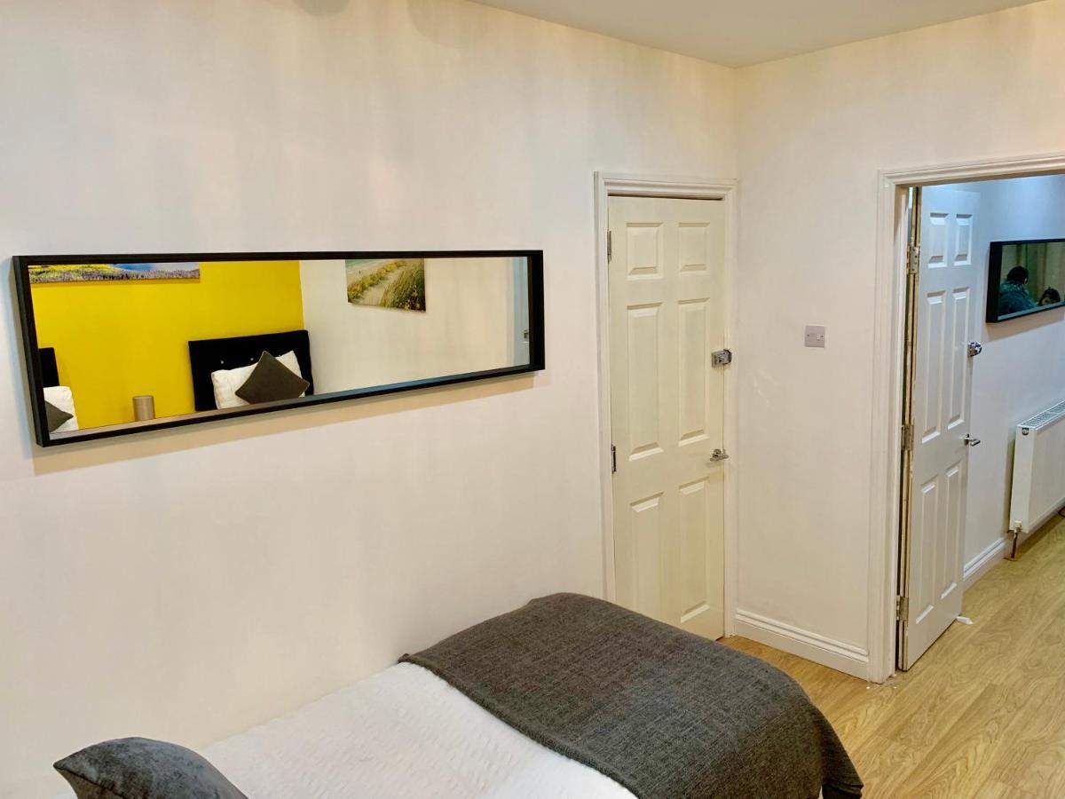 Appartamento 4 Bedrooms, 3 Baths, Full Kitchen And Lounge, Garden, Free Parking *
