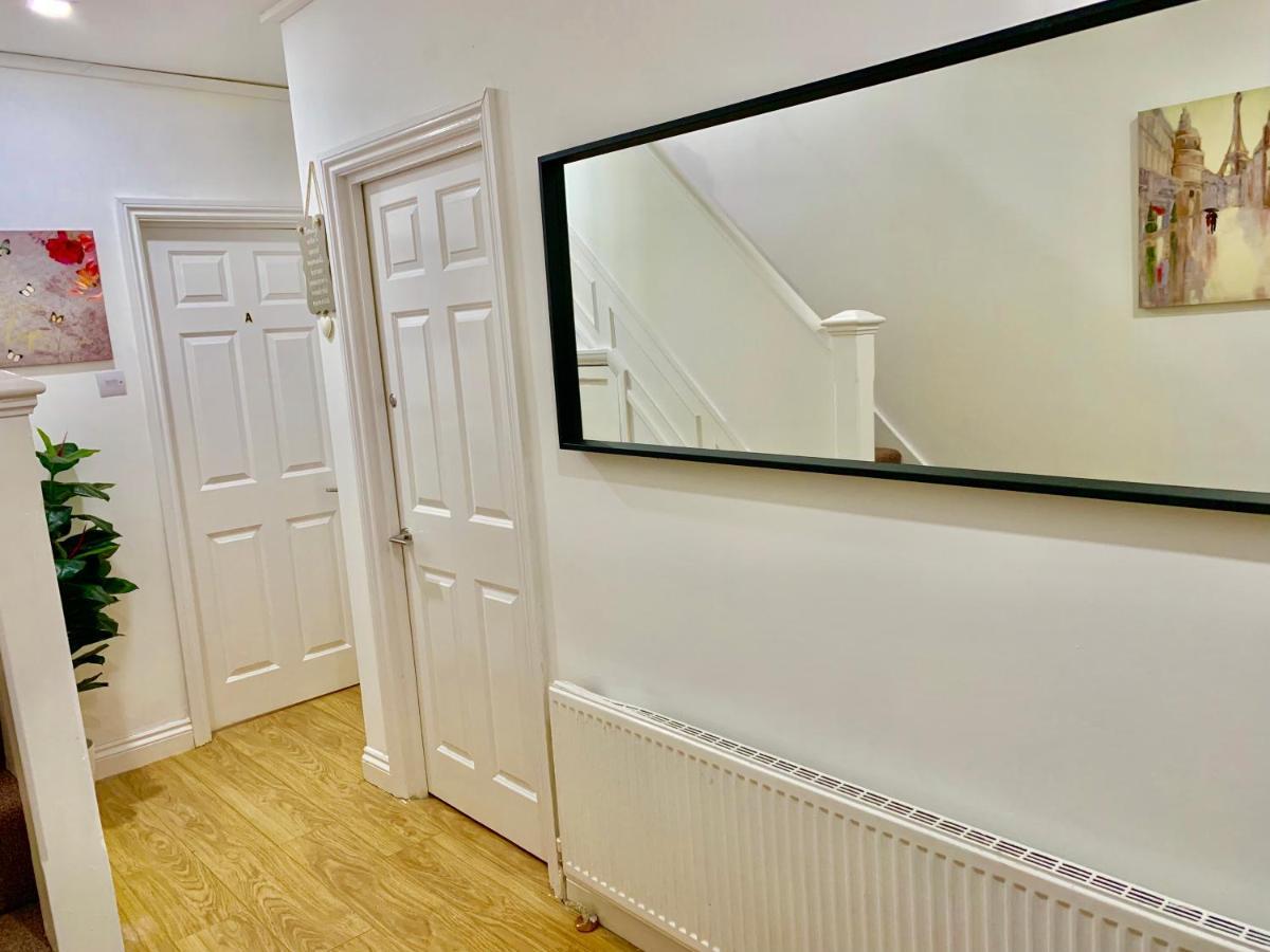 4 Bedrooms, 3 Baths, Full Kitchen And Lounge, Garden, Free Parking Londra