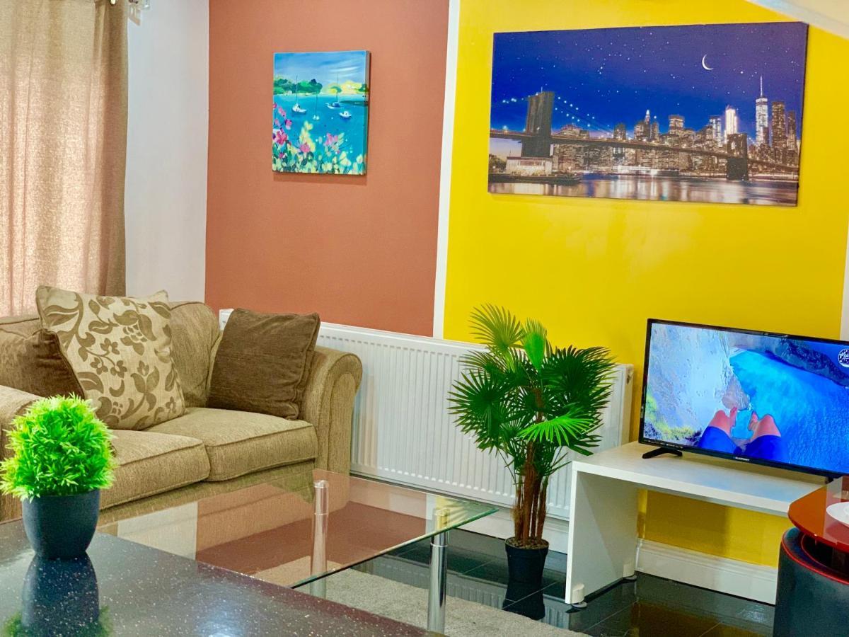 Appartamento 4 Bedrooms, 3 Baths, Full Kitchen And Lounge, Garden, Free Parking Londra