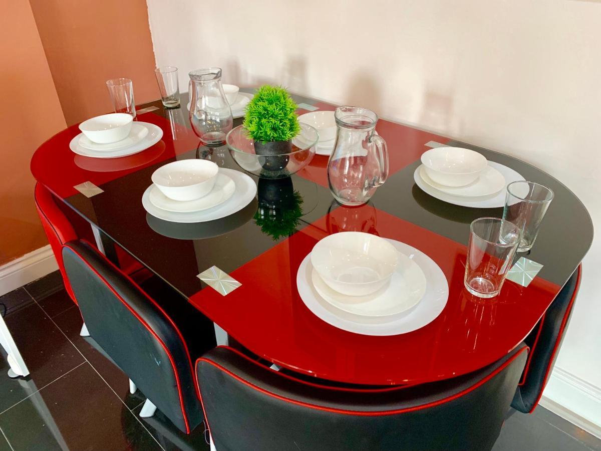 4 Bedrooms, 3 Baths, Full Kitchen And Lounge, Garden, Free Parking Appartamento Londra