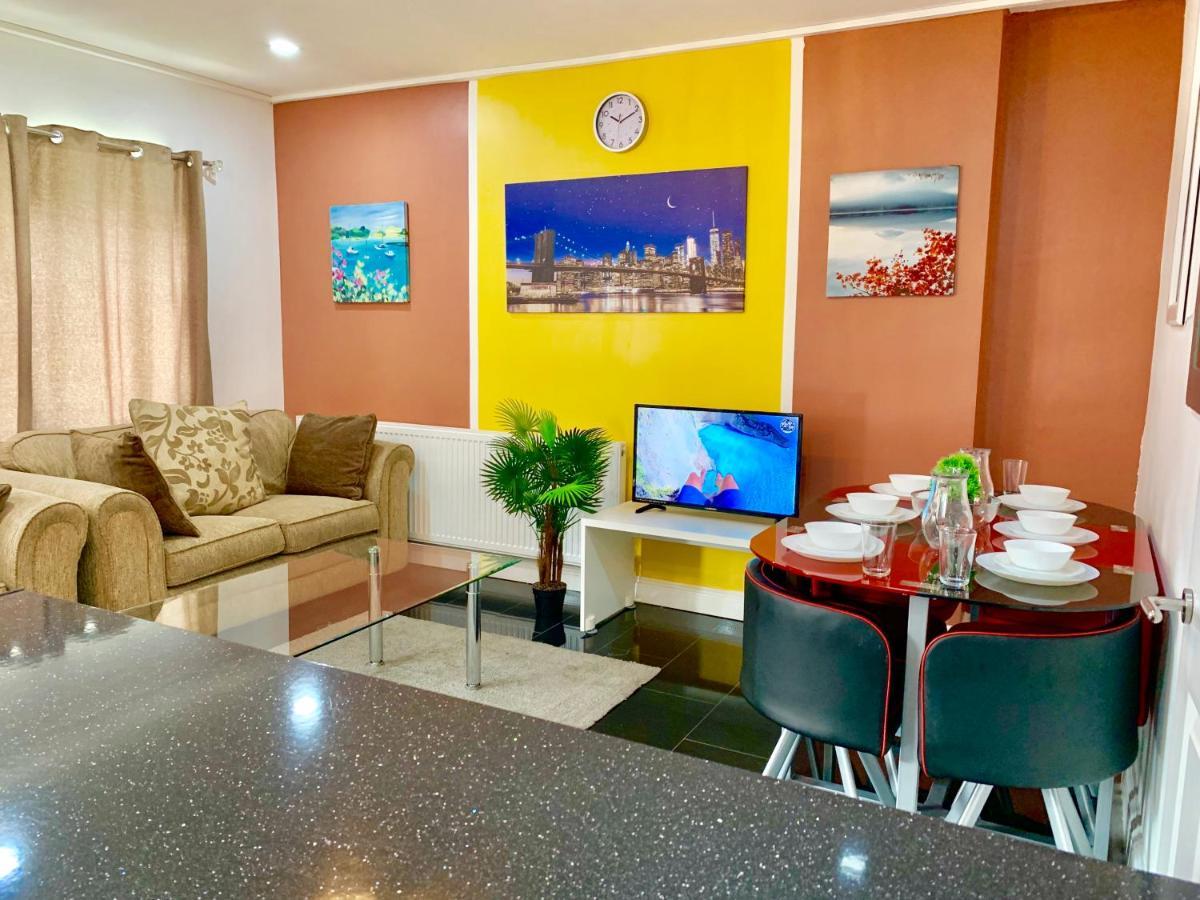 Appartamento 4 Bedrooms, 3 Baths, Full Kitchen And Lounge, Garden, Free Parking *