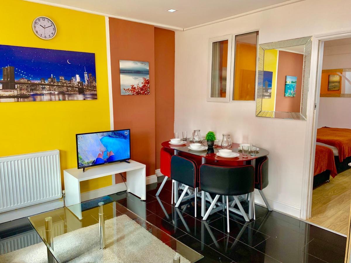 4 Bedrooms, 3 Baths, Full Kitchen And Lounge, Garden, Free Parking * Londra