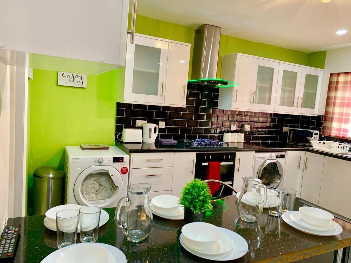 4 Bedrooms, 3 Baths, Full Kitchen And Lounge, Garden, Free Parking Appartamento