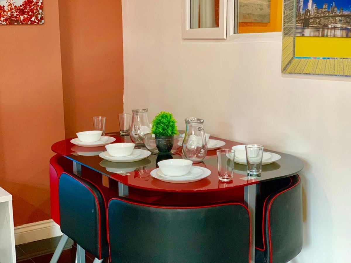 4 Bedrooms, 3 Baths, Full Kitchen And Lounge, Garden, Free Parking Appartamento