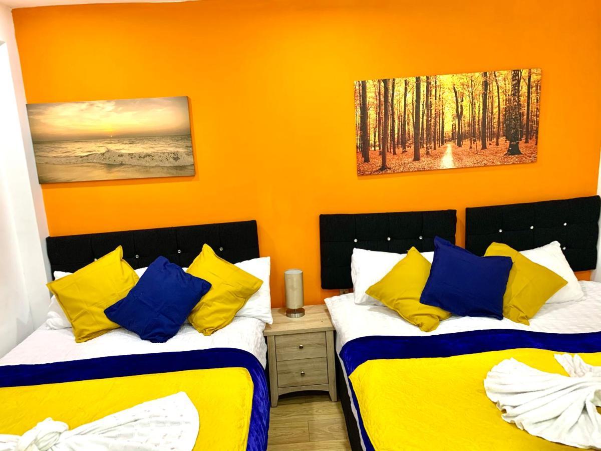 4 Bedrooms, 3 Baths, Full Kitchen And Lounge, Garden, Free Parking Appartamento