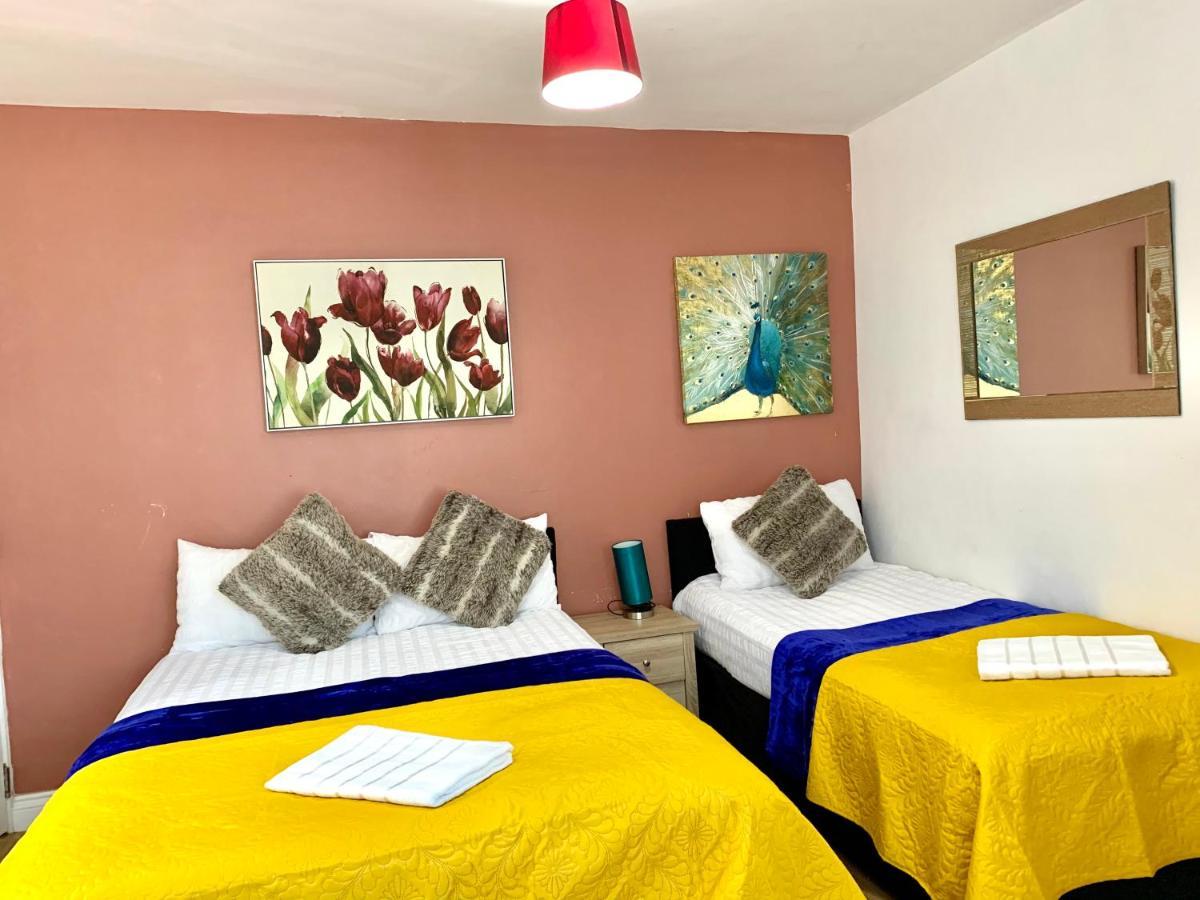 4 Bedrooms, 3 Baths, Full Kitchen And Lounge, Garden, Free Parking Appartamento