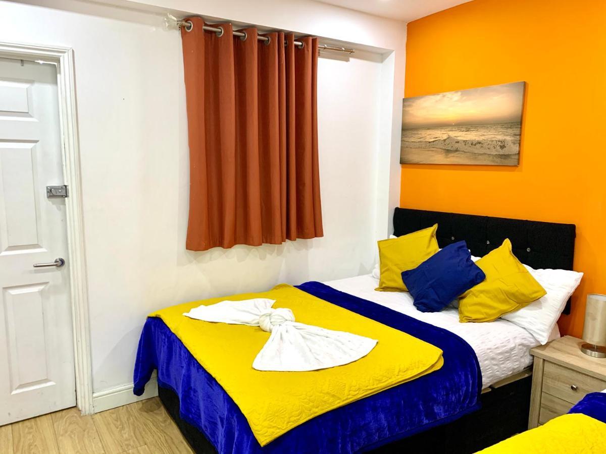 4 Bedrooms, 3 Baths, Full Kitchen And Lounge, Garden, Free Parking Appartamento
