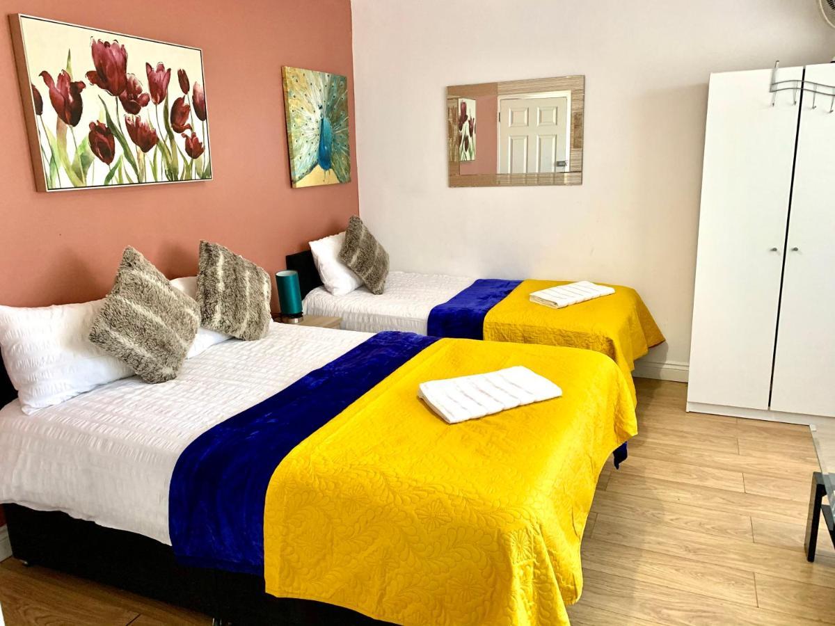 4 Bedrooms, 3 Baths, Full Kitchen And Lounge, Garden, Free Parking Appartamento *