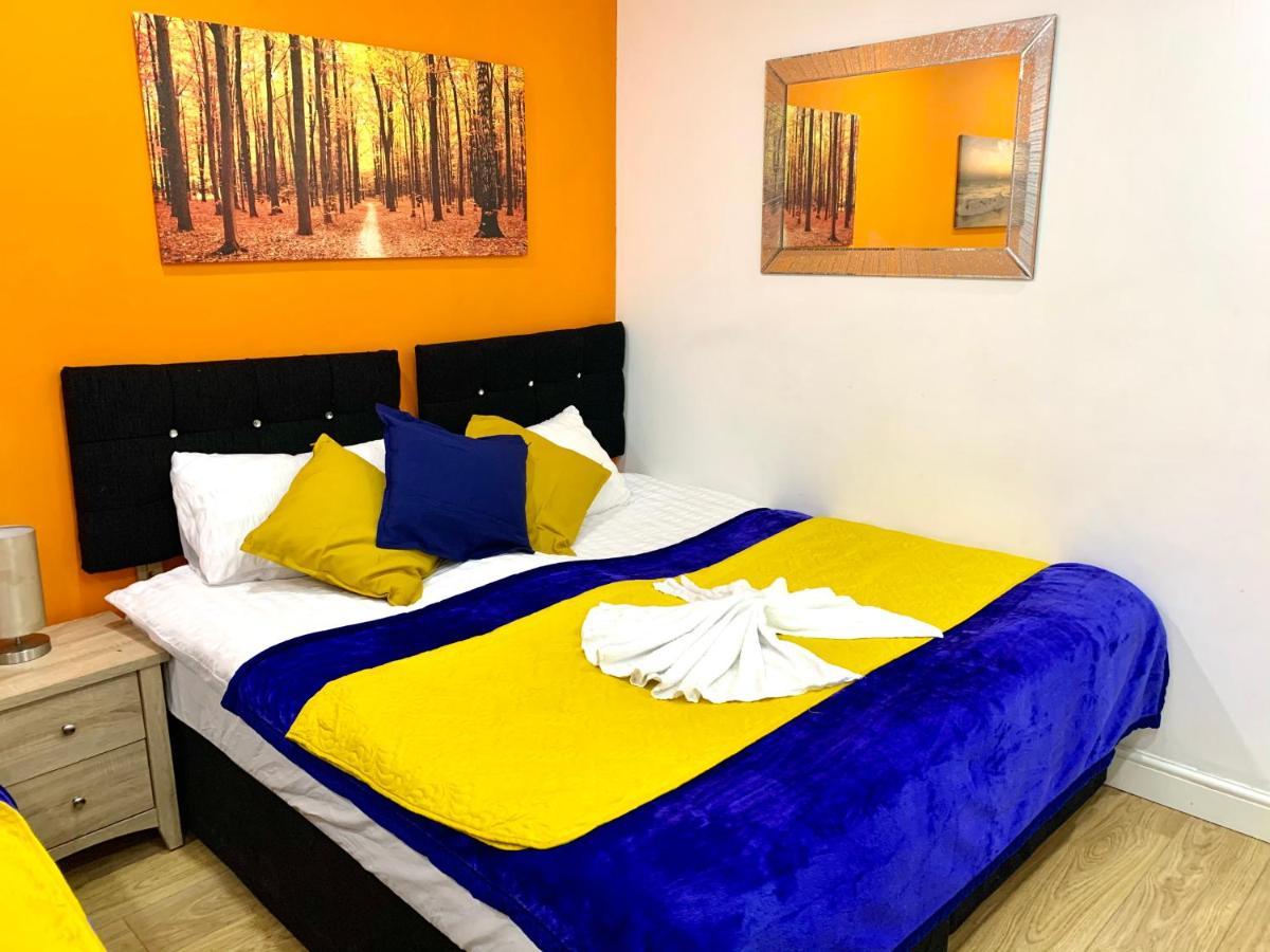 4 Bedrooms, 3 Baths, Full Kitchen And Lounge, Garden, Free Parking Londra