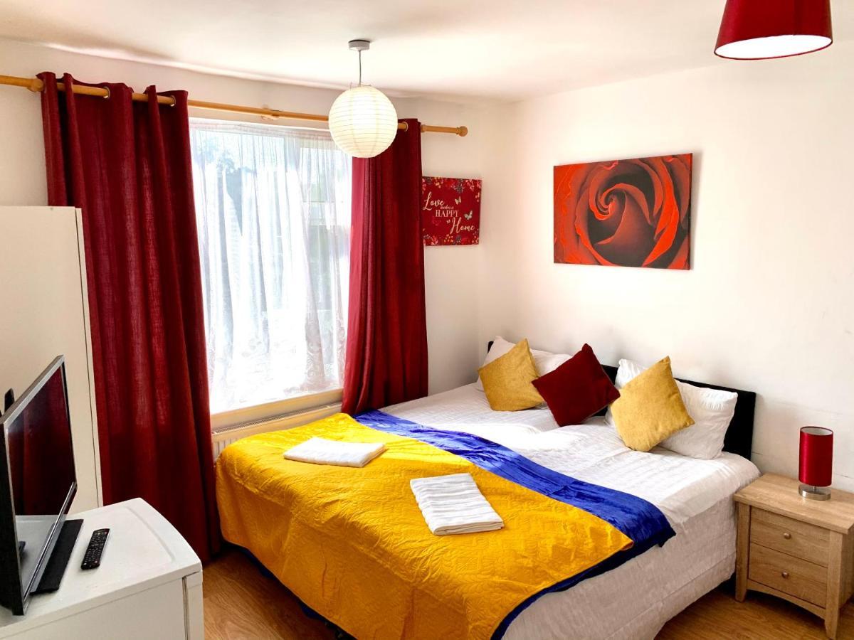 4 Bedrooms, 3 Baths, Full Kitchen And Lounge, Garden, Free Parking * Londra