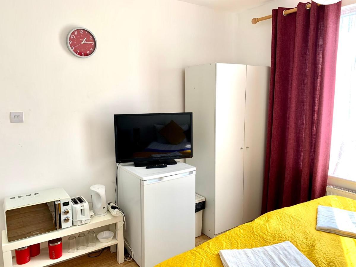 Appartamento 4 Bedrooms, 3 Baths, Full Kitchen And Lounge, Garden, Free Parking *