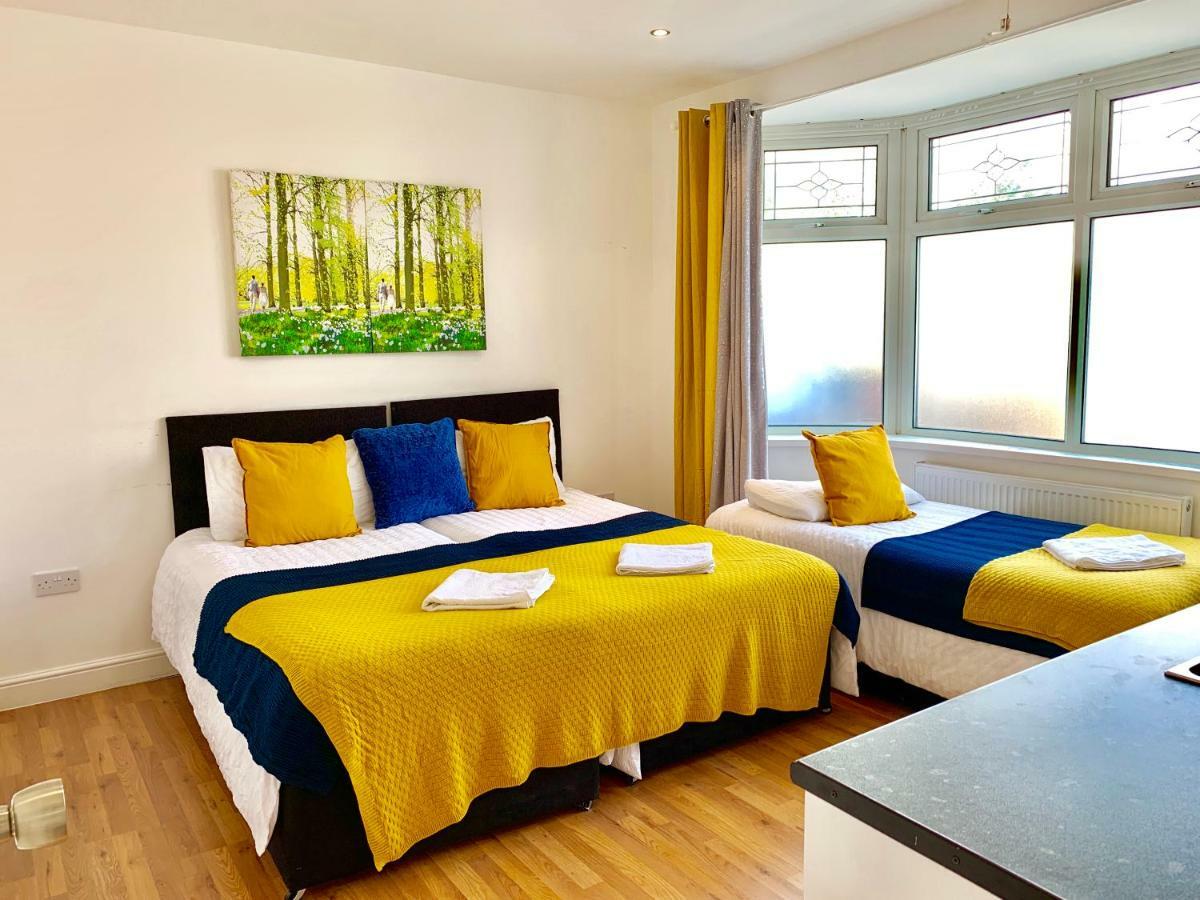 4 Bedrooms, 3 Baths, Full Kitchen And Lounge, Garden, Free Parking Appartamento *