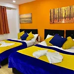 4 Bedrooms, 3 Baths, Full Kitchen&Lounge, Garden, Free Parking